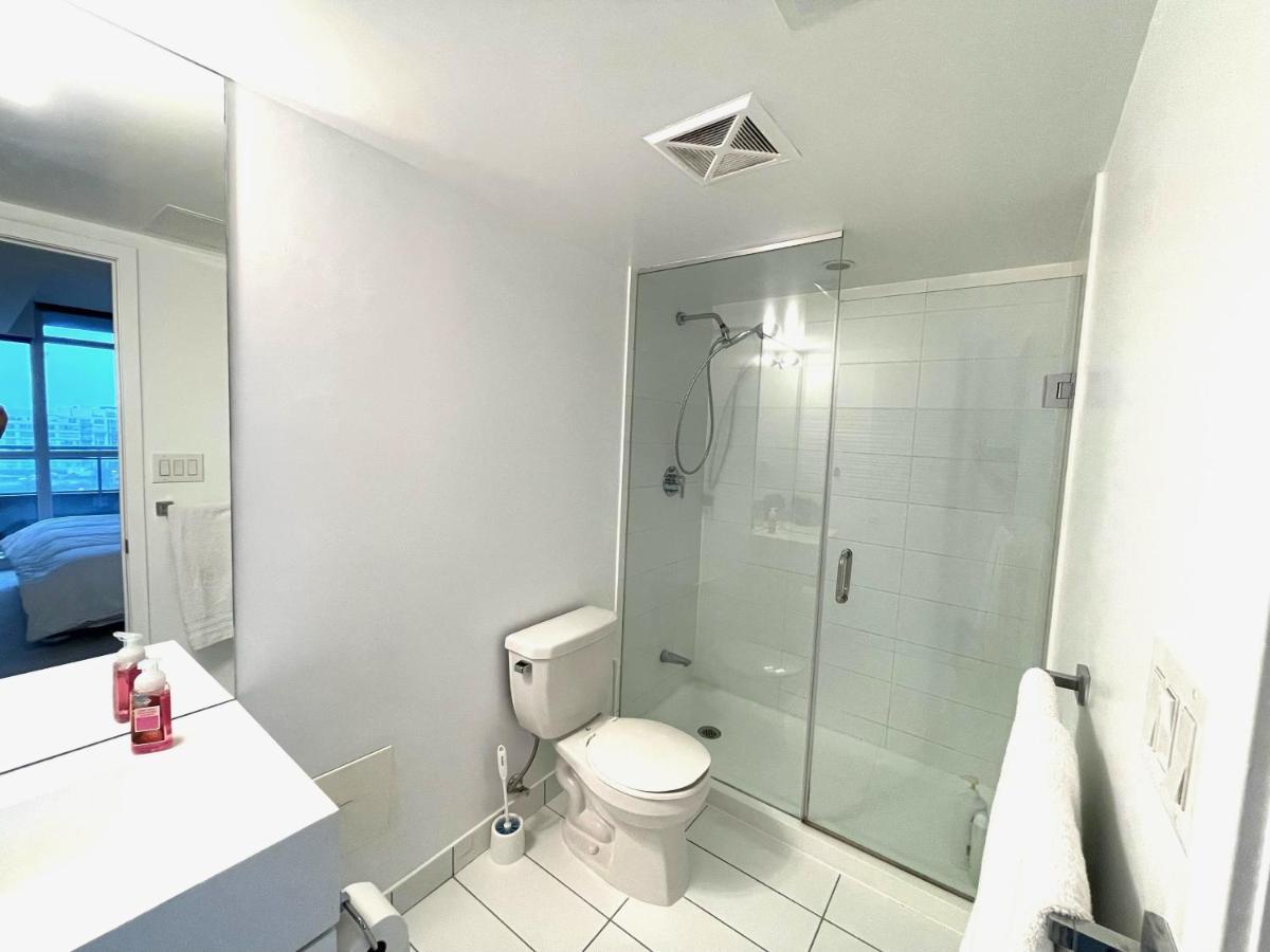 Three-Bedroom Condo With Free Parking Nearby Cn Tower With Lake View Toronto Zewnętrze zdjęcie