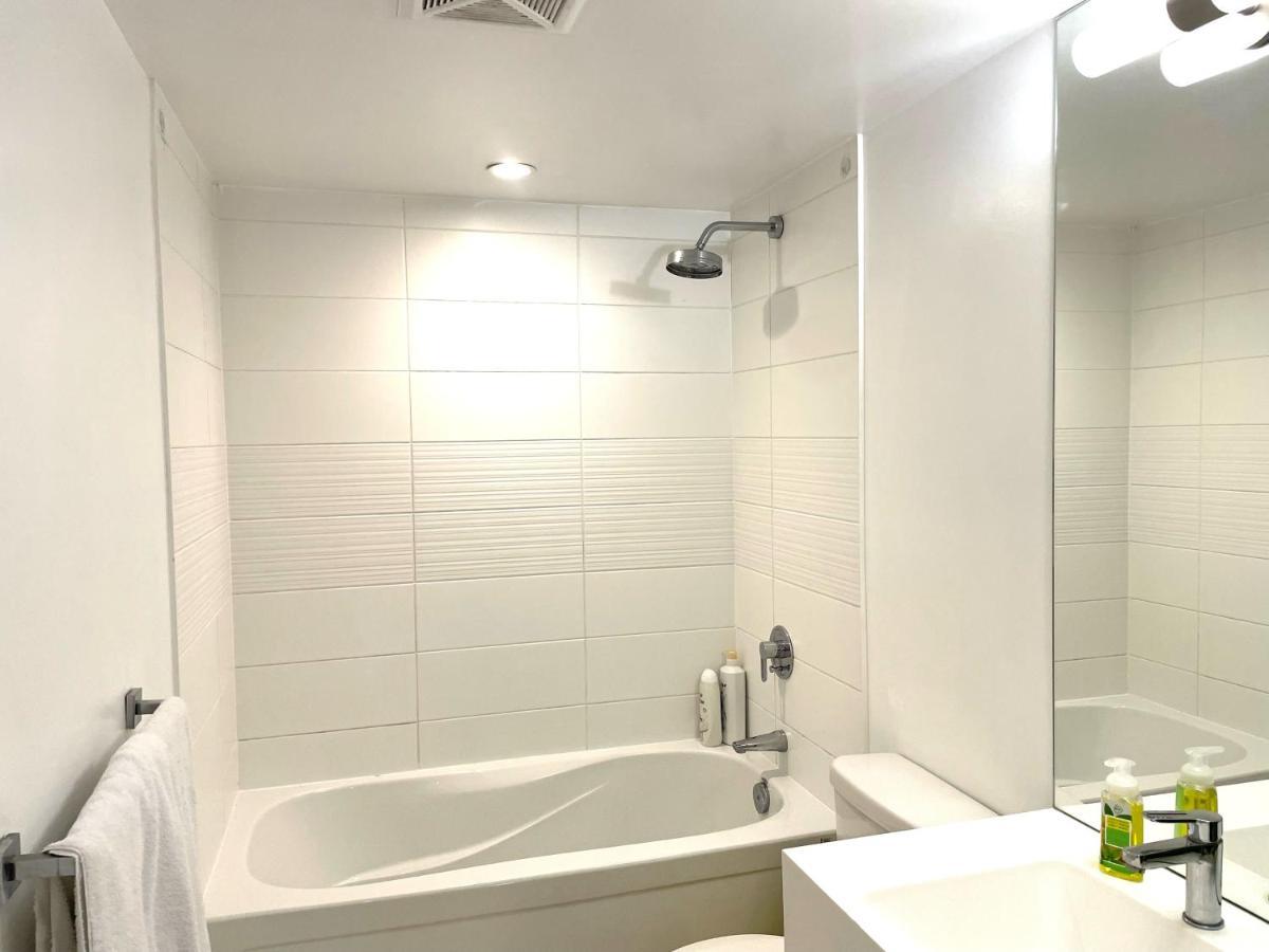 Three-Bedroom Condo With Free Parking Nearby Cn Tower With Lake View Toronto Zewnętrze zdjęcie