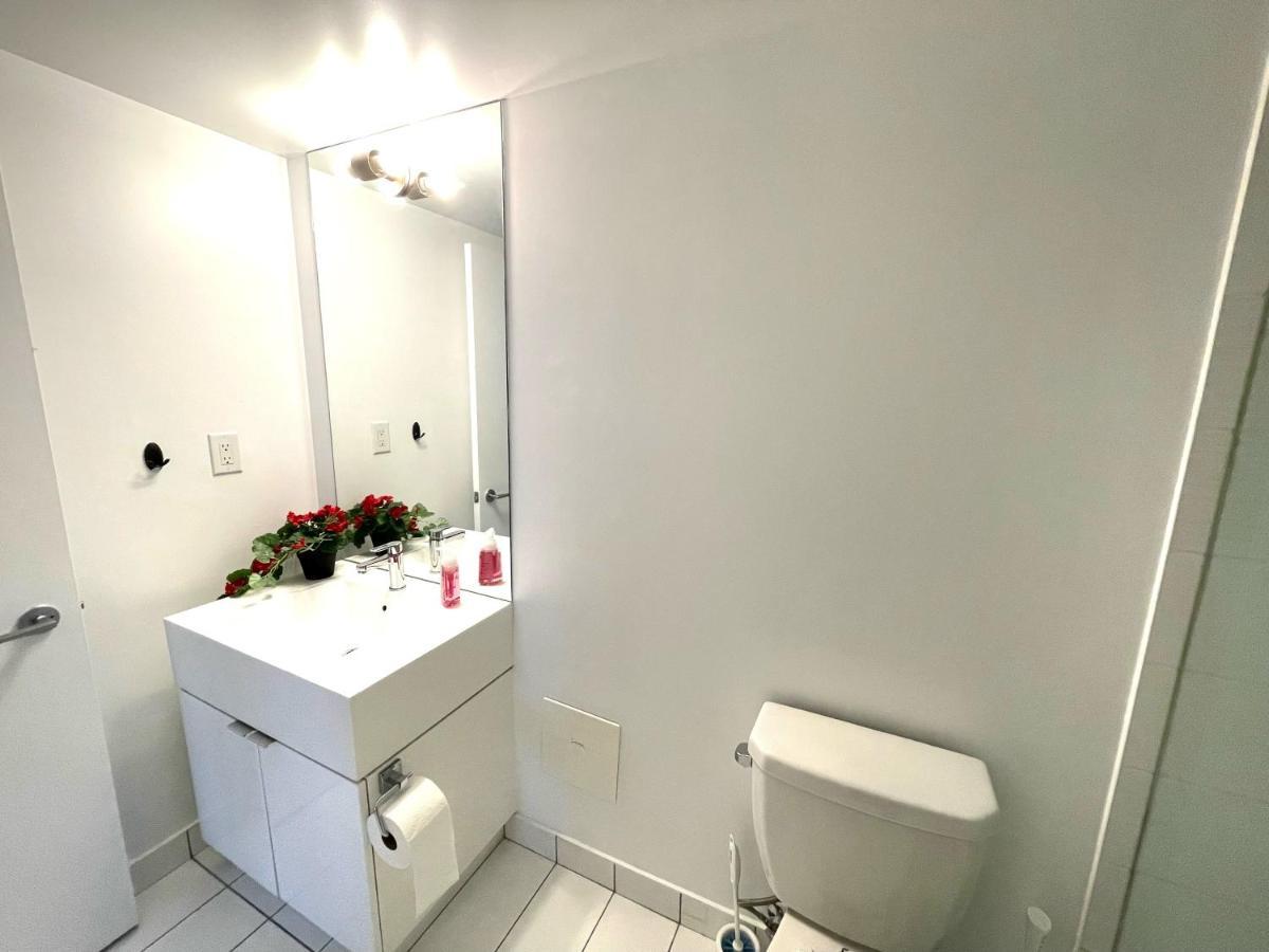 Three-Bedroom Condo With Free Parking Nearby Cn Tower With Lake View Toronto Zewnętrze zdjęcie