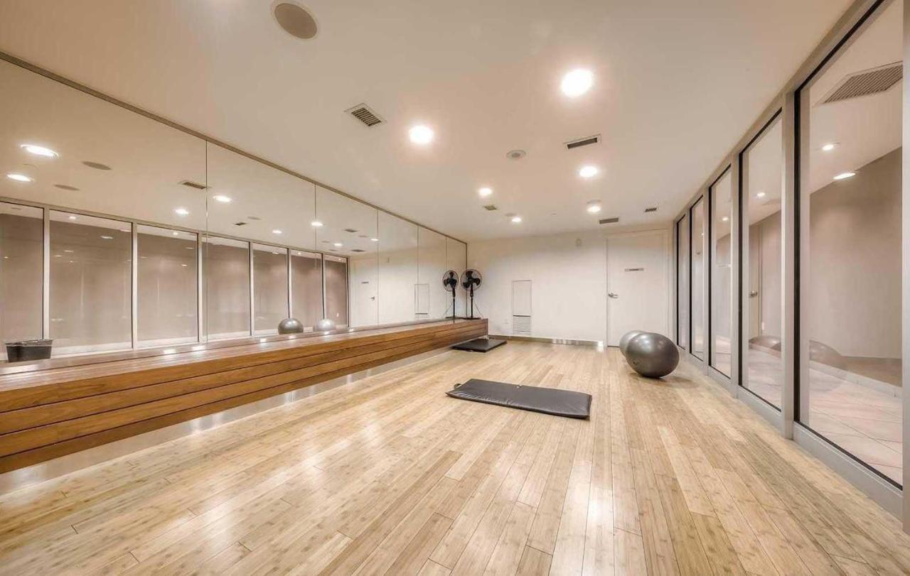 Three-Bedroom Condo With Free Parking Nearby Cn Tower With Lake View Toronto Zewnętrze zdjęcie