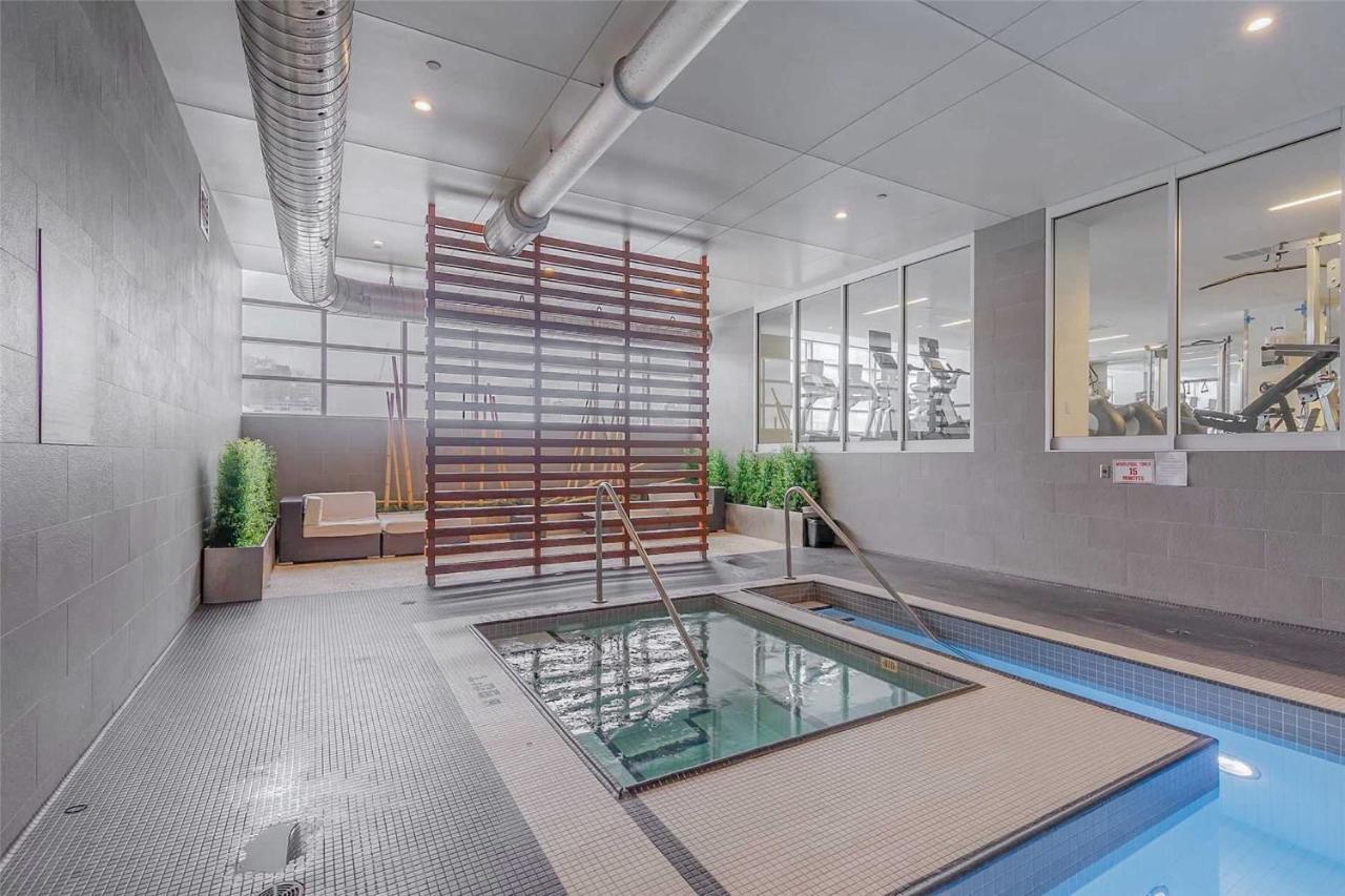 Three-Bedroom Condo With Free Parking Nearby Cn Tower With Lake View Toronto Zewnętrze zdjęcie