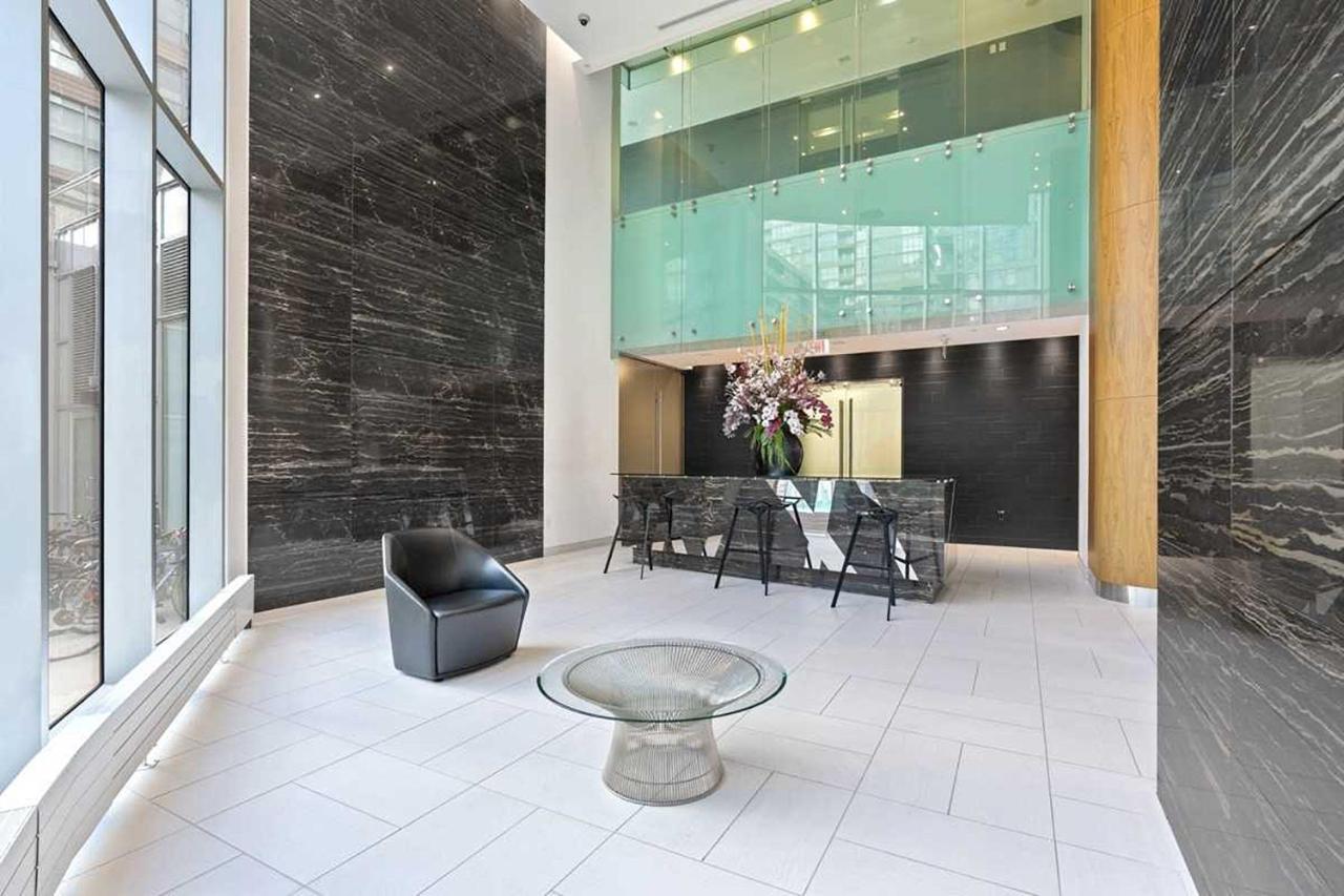 Three-Bedroom Condo With Free Parking Nearby Cn Tower With Lake View Toronto Zewnętrze zdjęcie
