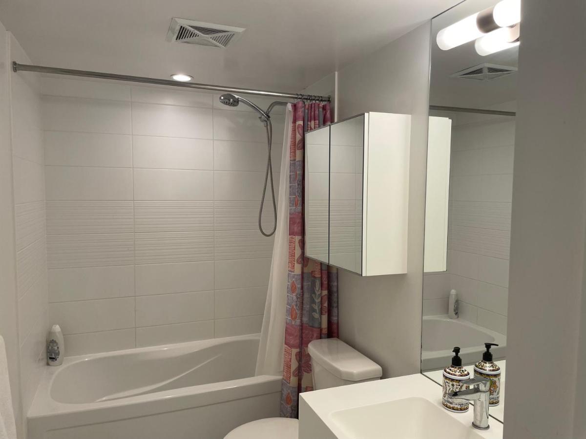 Three-Bedroom Condo With Free Parking Nearby Cn Tower With Lake View Toronto Zewnętrze zdjęcie